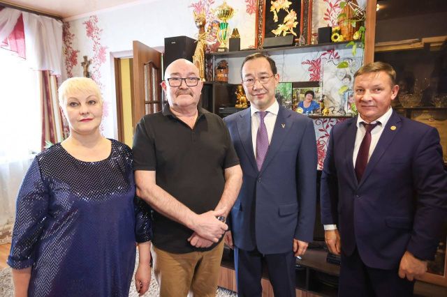 Глава Якутии посетил отца Героя Российской Федерации Игоря Юргина