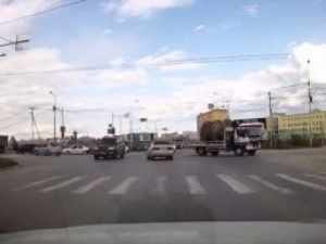 Видеофакт: В Якутске джип сбил невнимательного пешехода