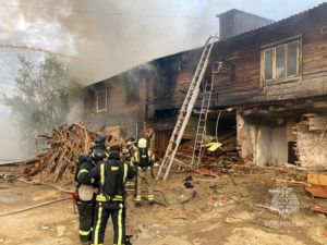 В Якутске огонь повредил шесть квартир жилого дома