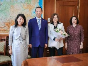 Событие: Айсен Николаев встретился с директором Третьяковской галереи Зельфирой Трегуловой