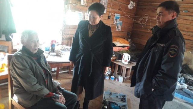 В Якутске одинокий пенсионер выживает на даче с печкой-буржуйкой 