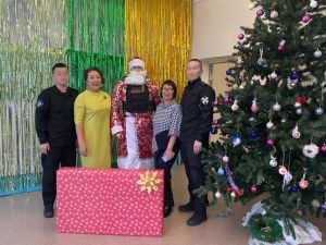 Дед Мороз спецназначения Росгвардии поздравил воспитанников адаптивной школы-интерната Якутска