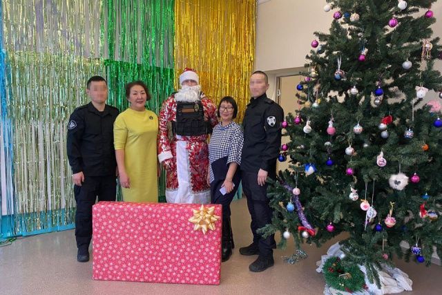 Дед Мороз спецназначения Росгвардии поздравил воспитанников адаптивной школы-интерната Якутска