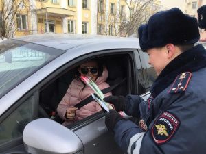 Сотрудники ГИБДД Якутии поздравили женщин за рулем
