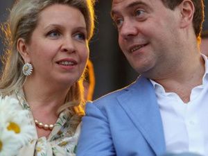 Для чего Медведеву и его жене понадобились диппаспорта?