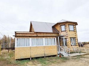 Айсен Николаев навестил пострадавшую от паводка многодетную семью из Намского улуса