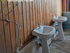 В Якутии только после вмешательства прокуратуры в школе-интернате для детей с ограниченными возможностями оборудовали душевые и туалетные комнаты