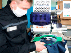 В исправительной колонии № 6 осужденные освоили работу на вышивальной машине 