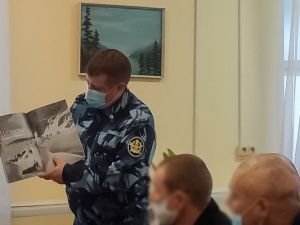 В рамках литературного кружка сотрудники исправительной колонии № 1 рассказывают осужденным об основах традиционных религиозных вероучений 