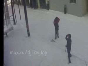 В Якутске подростки забрасывают яйцами проезжающие машины и окна домов