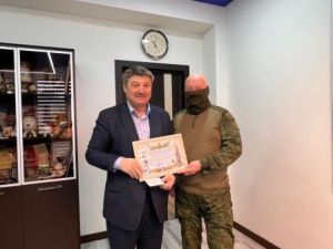 Генеральному директору АО «АК «ЖДЯ» передали благодарность и медаль за оказание гуманитарной помощи СВО