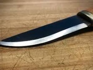 В Якутске 66-летняя женщина чуть не зарезала гостя своего сына