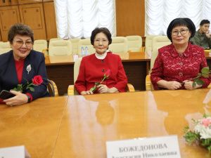 Айсен Николаев вручил государственные награды матерям Якутии