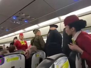 Пассажиры рейса Москва-Якутск вступились за военнослужащего, которого хотели высадить из самолета