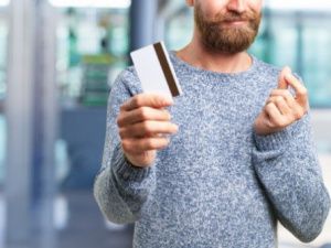 В Якутске мужчина оплатил покупки найденной банковской картой: Возбуждено уголовное дело