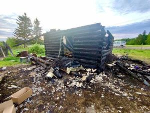 Зверски убили собутыльника и сожгли его вместе с домом: Подозреваемым предъявлено обвинение