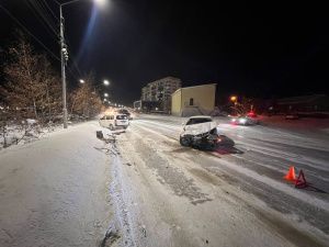 В Якутске столкнулись две иномарки: Пострадали водитель и пассажир