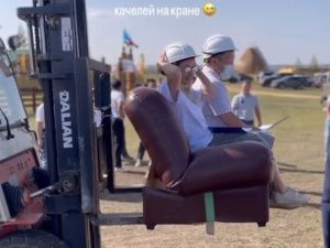 Дим Димыча и Папок как жениха и невесту подняли на диване и осыпали блестками — соцсети