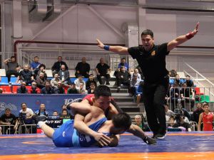 Фоторепортаж. Главные схватки чемпионата Якутии по вольной борьбе