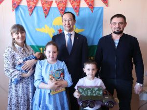 Айсен Николаев в Ленске навестил семью участника СВО