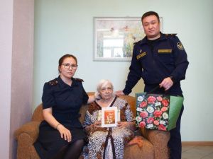 В праздничные дни представители УФСИН побывали в гостях у ветеранов, имеющих статус дети войны и служивших уголовно-исполнительной системе