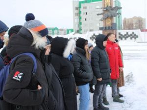 Жители Якутска возложили цветы к мемориальной плите города-героя Москва в знак скорби о жертвах теракта в «Крокус Сити Холл»