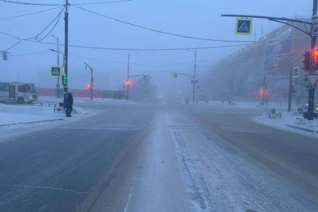 В Якутске водитель сбил пешехода, доставил его в больницу и уехал