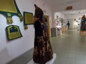 Якутия передает национальный женский наряд Российскому этнографическому музею