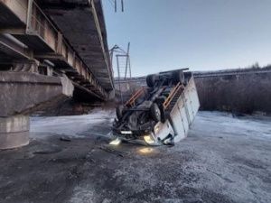 В Якутии грузовик упал с моста