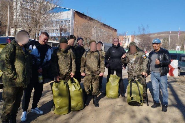 Зимнее обмундирование передало участником СВО постпредство Якутии по ДФО