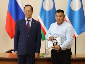 Айсен Николаев наградил представителей строительной отрасли Якутии
