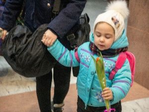 На станции Нижний Бестях железнодорожники поздравили женщин- пассажирок с Международным женским днём