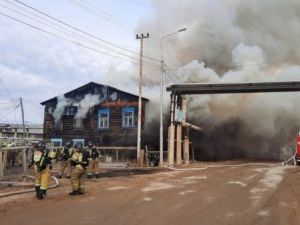 Два человека погибли в горящем доме в Якутске – тушение огня продолжается