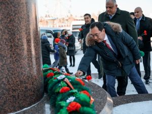 Айсен Николаев, Ненад Лалович и Михаил Мамиашвили возложили цветы к памятнику легендарному якутскому борцу Р.М. Дмитриеву