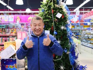 Первый вице-премьер Якутии Дмитрий Садовников присоединился к акции «Ёлка добра»