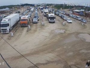 14 паромов курсируют на переправе Якутск — Нижний Бестях