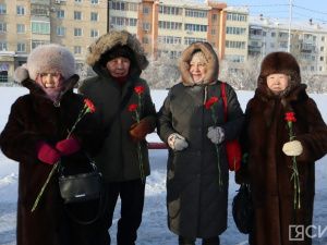 Якутяне возложили цветы к мемориальной плите «Город-герой Сталинград»