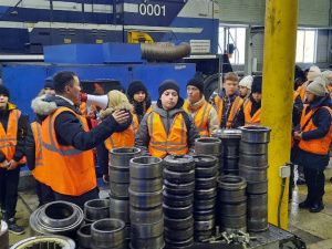 Школьникам из Алдана провели экскурсию в депо «Железных дорог Якутии»