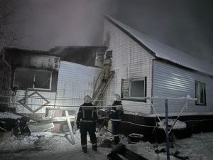Пожар в двухквартирном доме на ул. Дачная: Двое погибших и поврежденная квартира