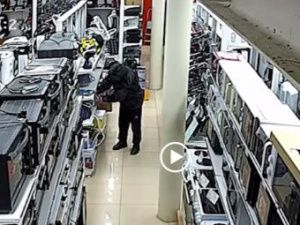 В Якутске мужчина за день трижды обворовал один и тот же магазин: На четвертый раз злоумышленника заметили сотрудники