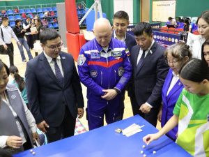Космонавт Олег Артемьев познакомился с якутскими национальными видами спорта