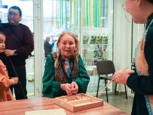 В SMART-библиотеке Якутска открыли стенд выдающегося писателя Николая Неустроева