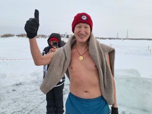 По льду и снегу: на городском пляже Якутска прошел заплыв якутских моржей