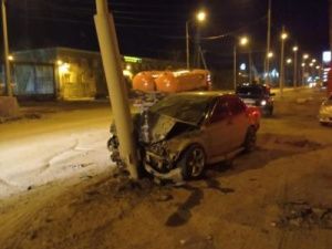 В Якутске водитель врезался в опору уличного освещения