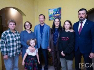 Глава Якутии и его супруга навестили семью участника СВО в Нерюнгри