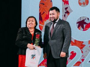 Евгений Григорьев поздравил работников дополнительного образования города Якутска