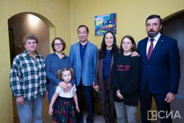 Глава Якутии и его супруга навестили семью участника СВО в Нерюнгри