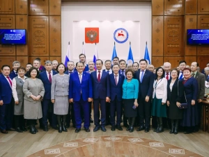 Айсен Николаев вручил государственные награды работникам науки Якутии