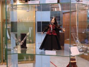 В Якутске открыли выставку, посвященную хомусистке-виртуозу Альбине Дегтярёвой