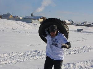 В Магане впервые провели зимние автогонки